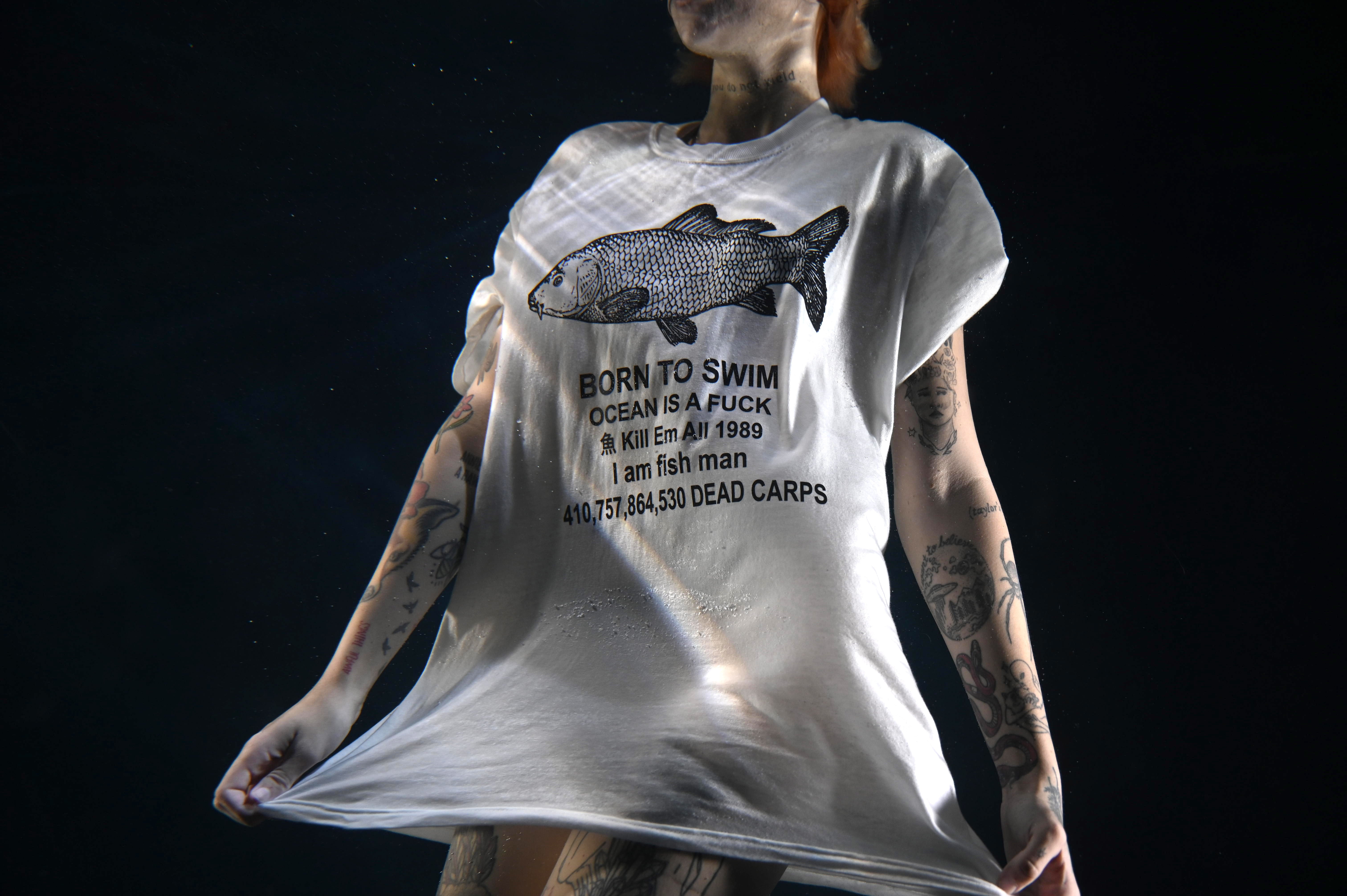 Tamio Okuda FISH OR DIE Tシャツ Born to swim ocean is a FUCK | The original Dogecore weird funny