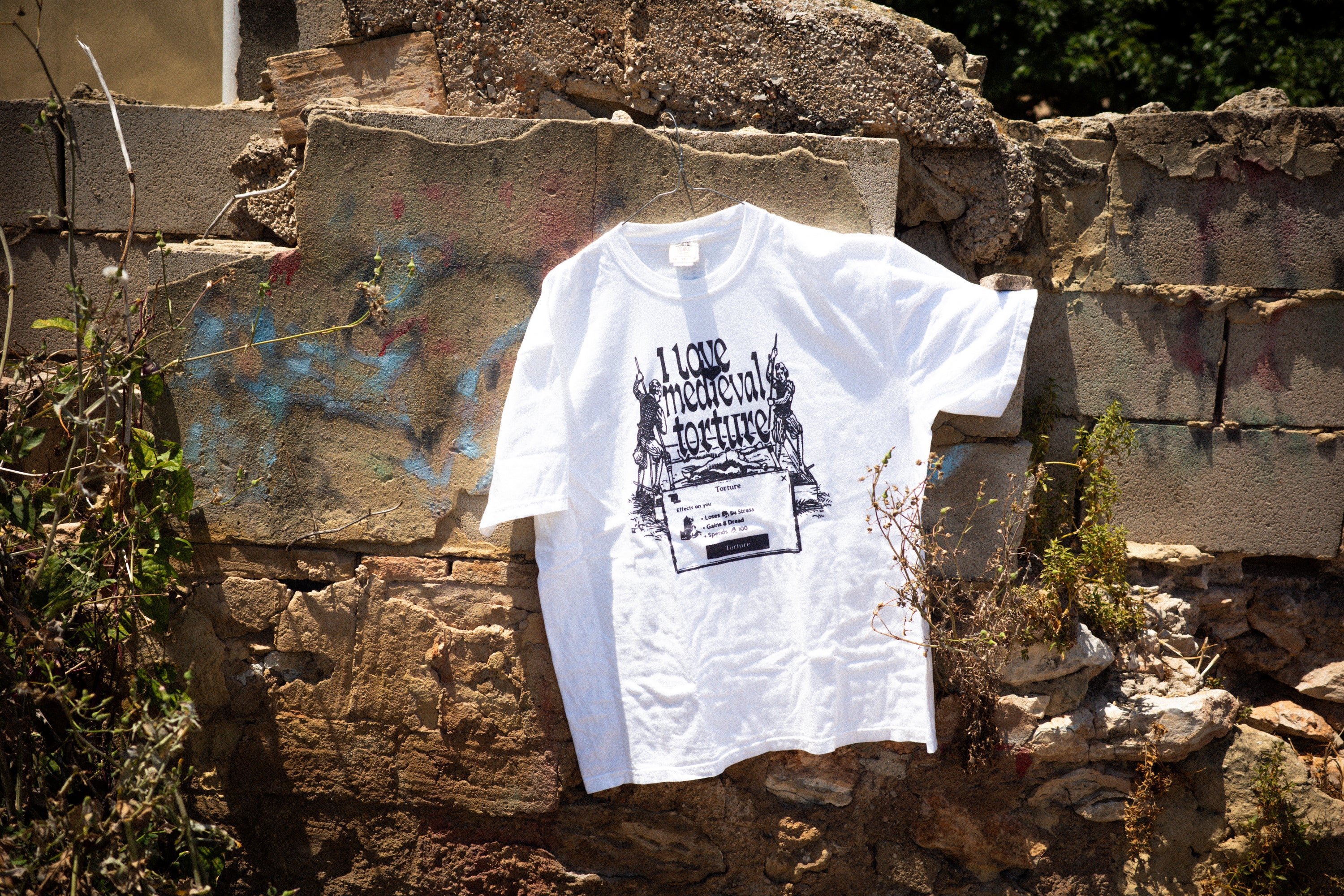 I love medieval torture - Crusader Kings III T-Shirt