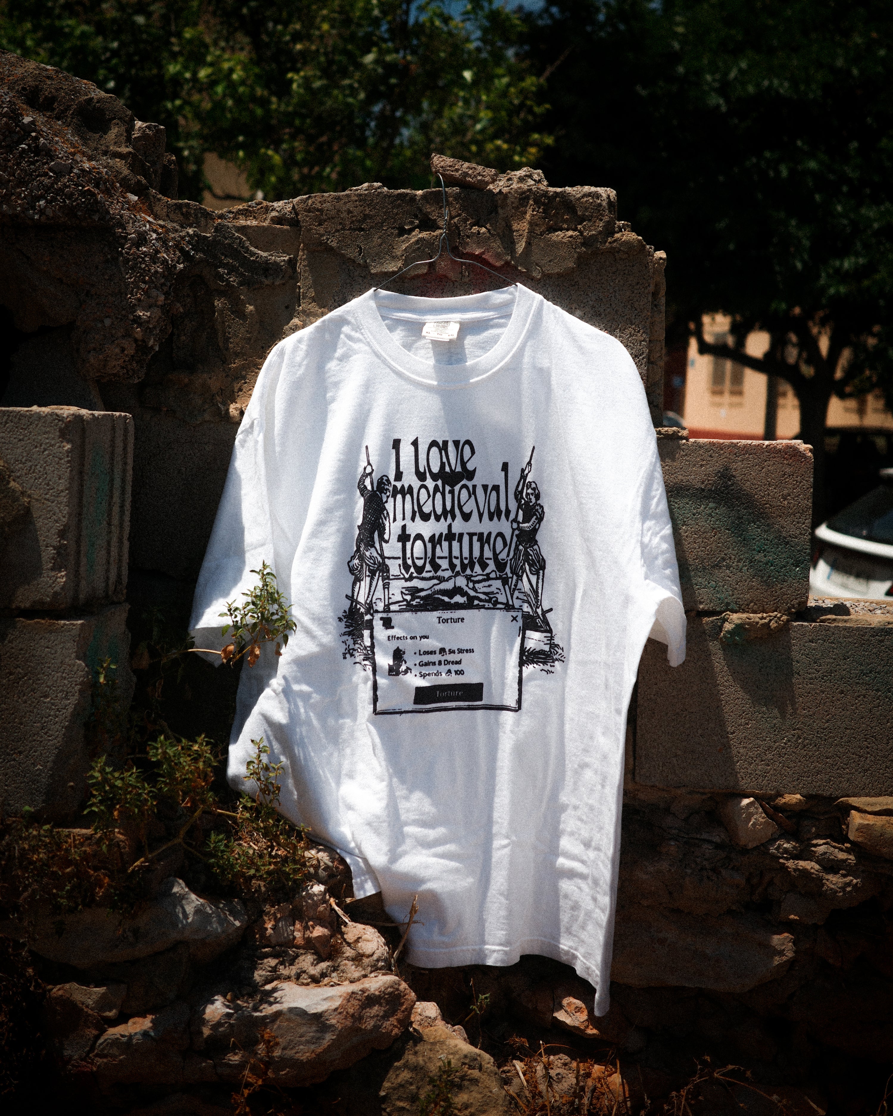 I love medieval torture - Crusader Kings III T-Shirt