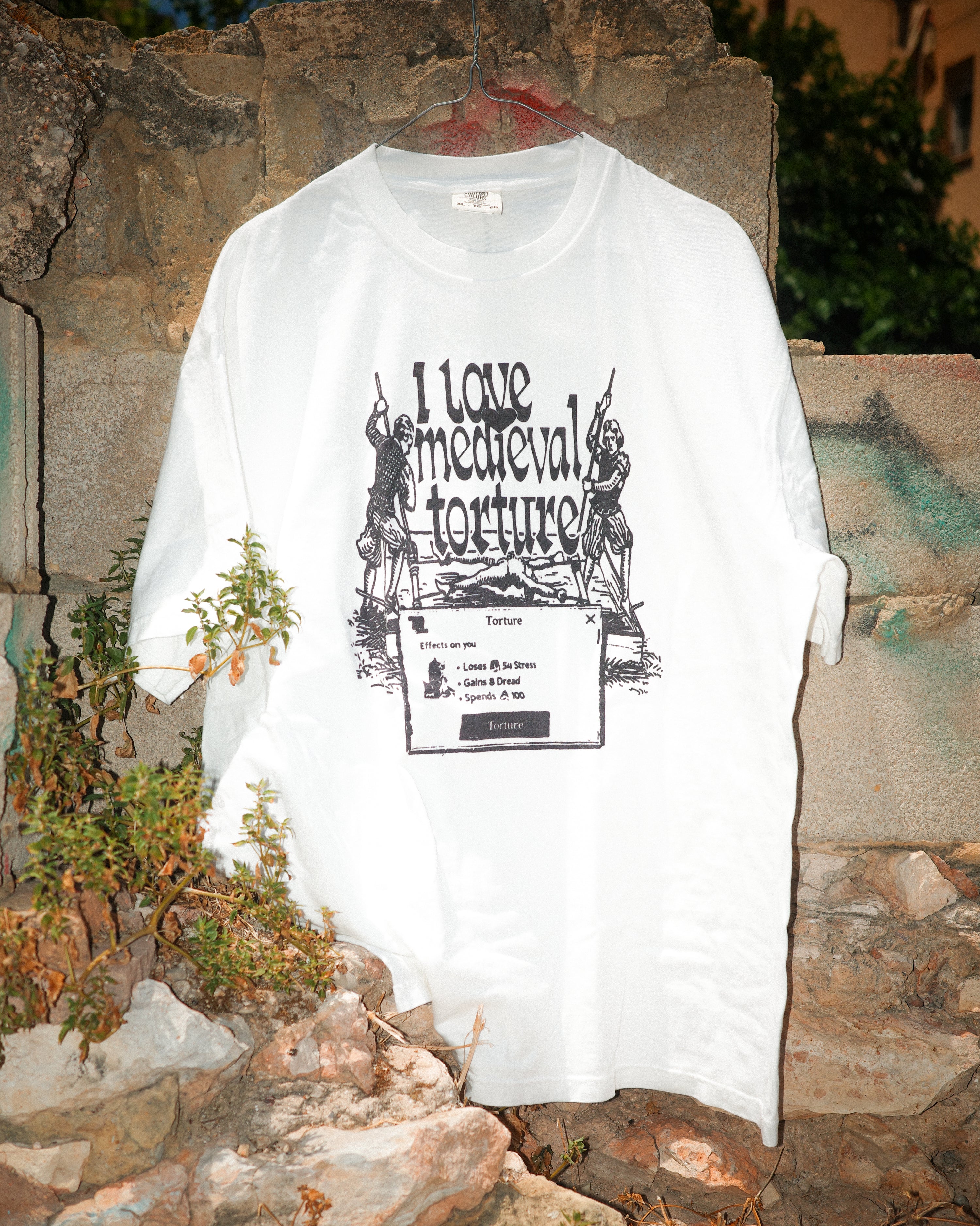 I love medieval torture - Crusader Kings III T-Shirt