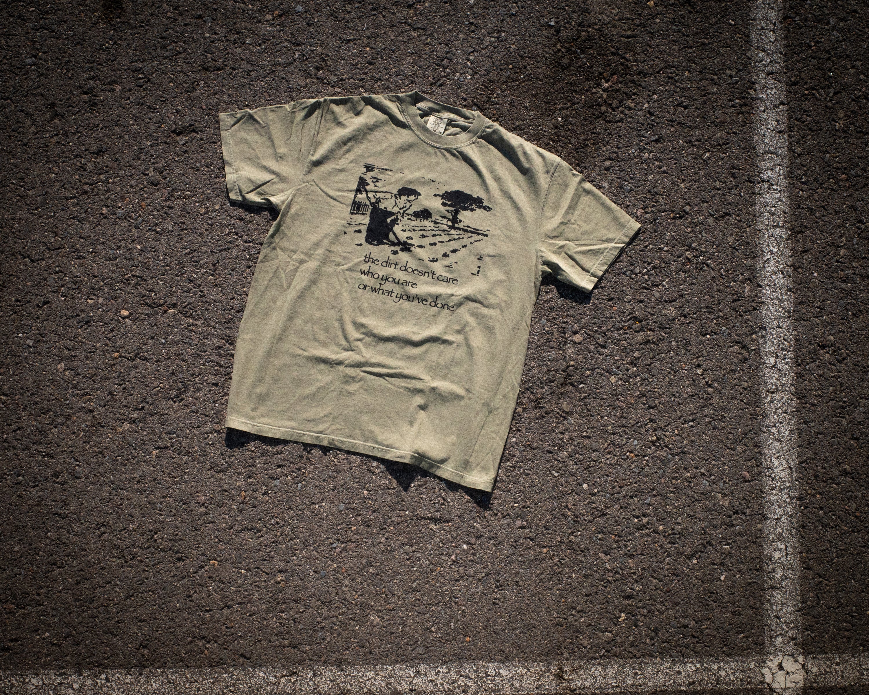 the dirt doesn't care - t-shirt